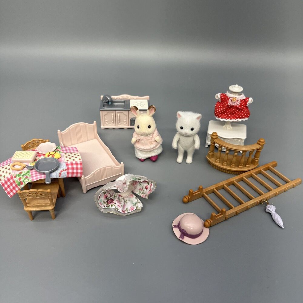 Small Sylvanian Families Calico Critters Lot Of Figures Furniture Accessories